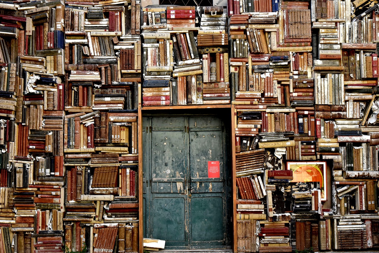 Knusse leeshoek met oude boeken en vintage decor. Knusse leeshoek met oude boeken en vintage decor.