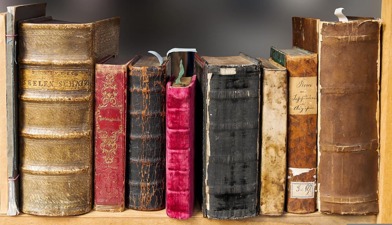 Nostalgische leeslamp verlicht stapel antieke boeken. Nostalgische leeslamp verlicht stapel antieke boeken.