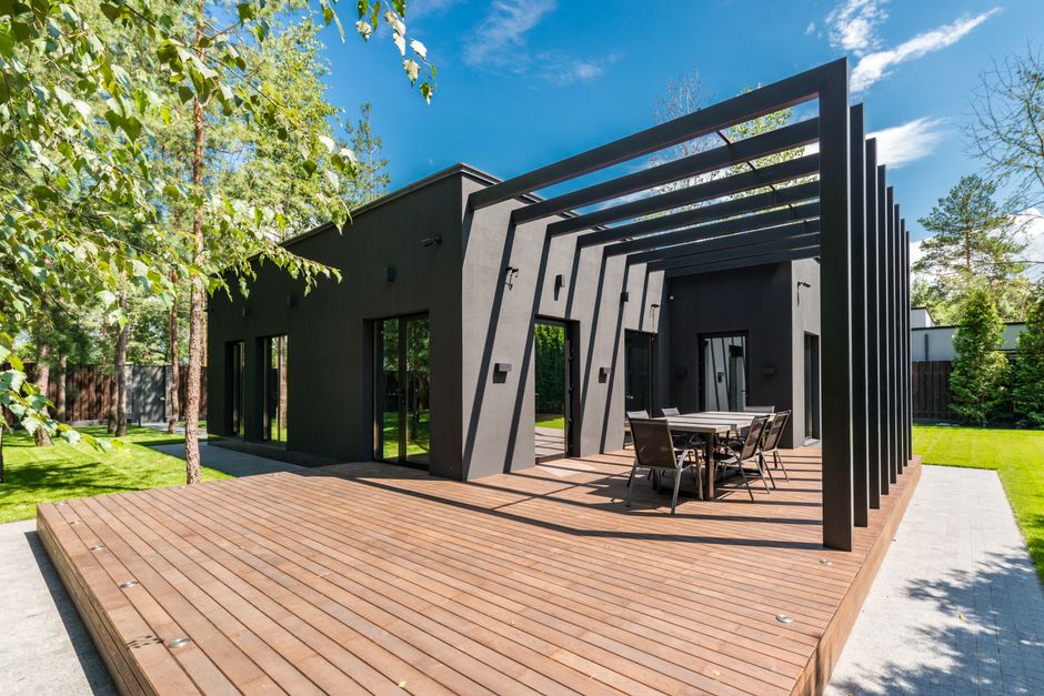 Moderne pergola biedt veelzijdige buitenruimte. Moderne pergola biedt veelzijdige buitenruimte.
