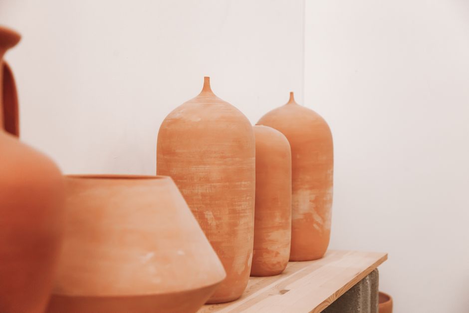 Warme terracotta accenten in eigentijdse keuken. Warme terracotta accenten in eigentijdse keuken.