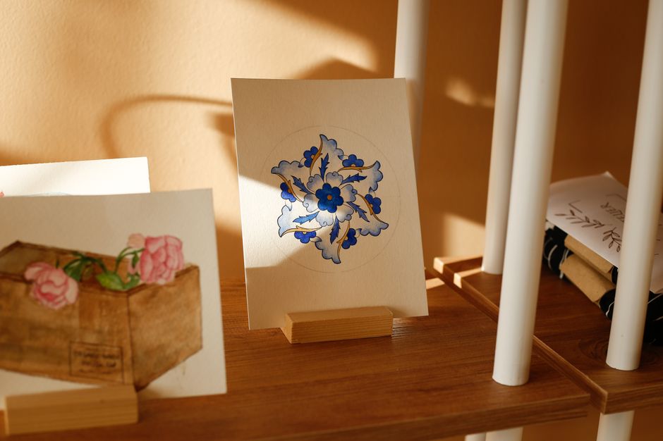Decoratieve kaarsen met zomerse aquarel-ontwerpen.