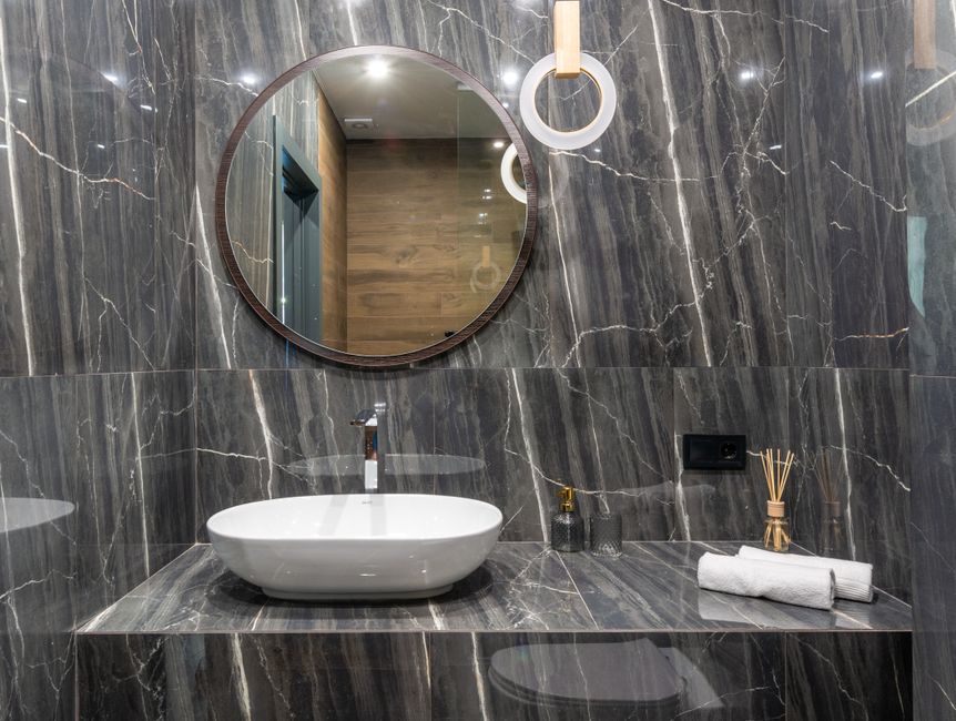 Zen thema badkamer met houten accenten. Zen thema badkamer met houten accenten.