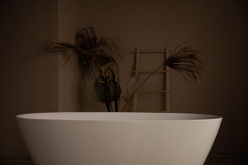 Minimalistische zen badkamer met groene planten. Minimalistische zen badkamer met groene planten.