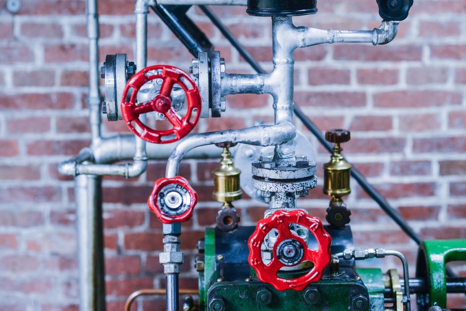 Technicus installeert energiezuinige warmtepomp systeem. Technicus installeert energiezuinige warmtepomp systeem.