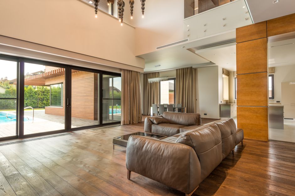 Woonkamerinterieur met grote glazen schuifdeuren. Woonkamerinterieur met grote glazen schuifdeuren.