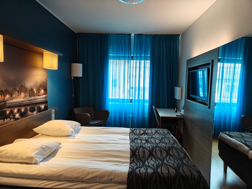 Stijlvolle gordijnen met patroon in moderne hotel suite.