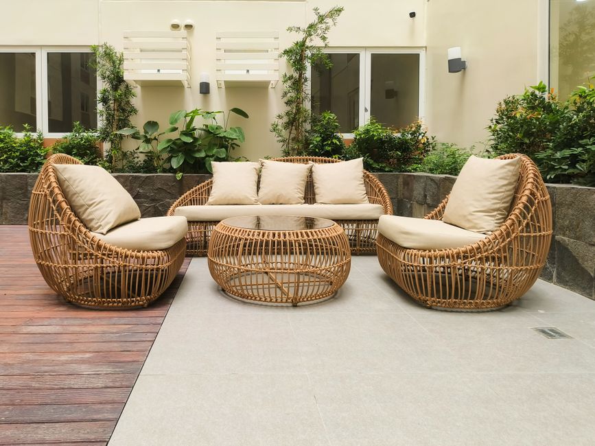 Knusse zithoek met rotan accessoires en planten. Knusse zithoek met rotan accessoires en planten.