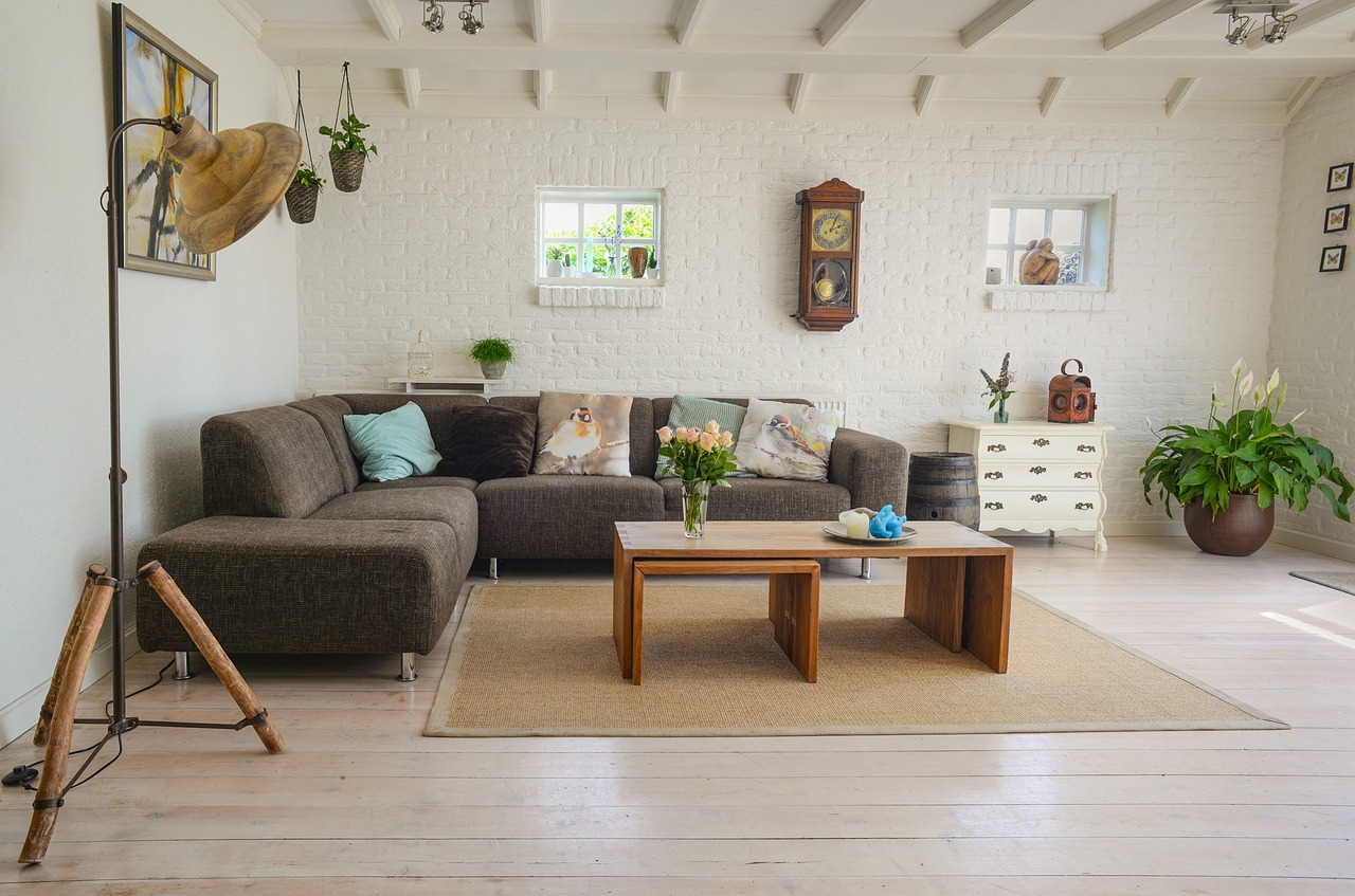 Keukentafel met eclectisch servies en decor. Keukentafel met eclectisch servies en decor.