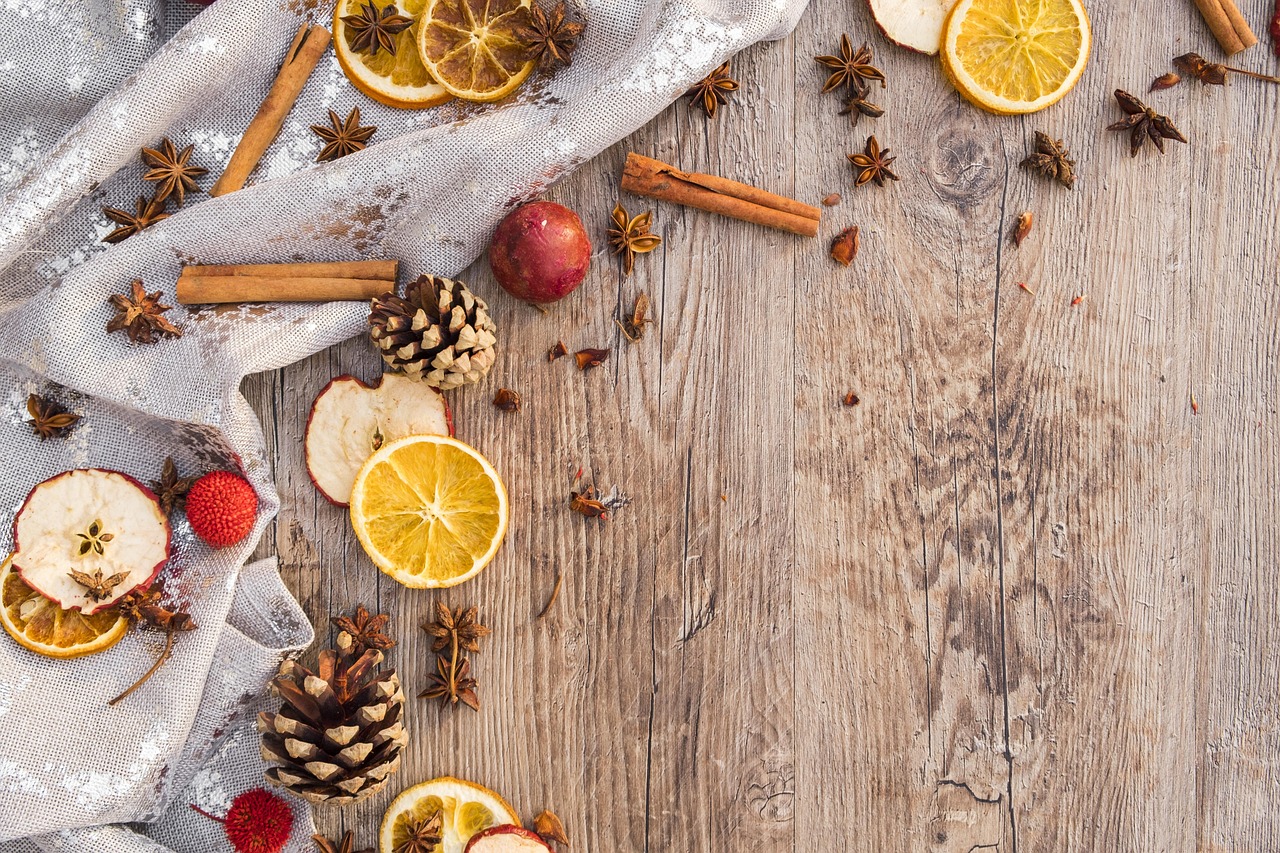 Fris tafelloper met seizoensfruitdesign.