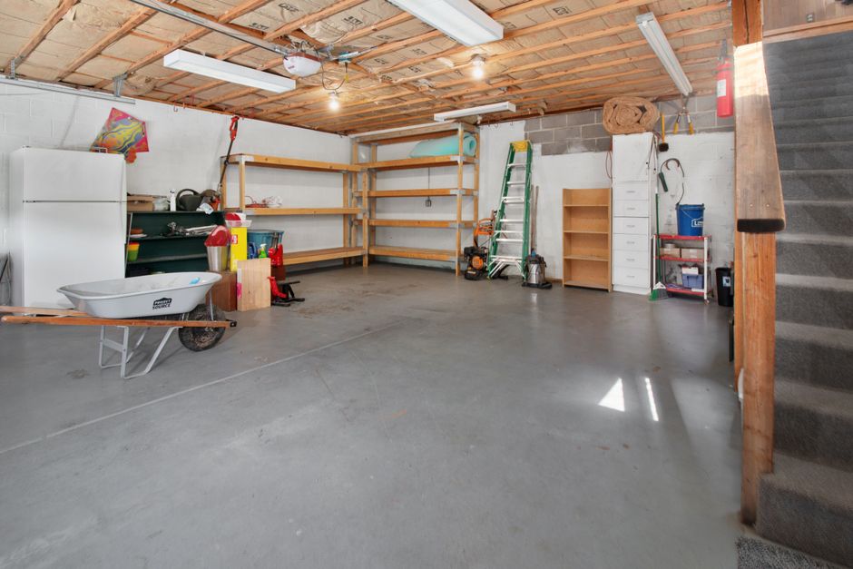 Voor- en na-foto van luxe garagevernieuwing. Voor- en na-foto van luxe garagevernieuwing.