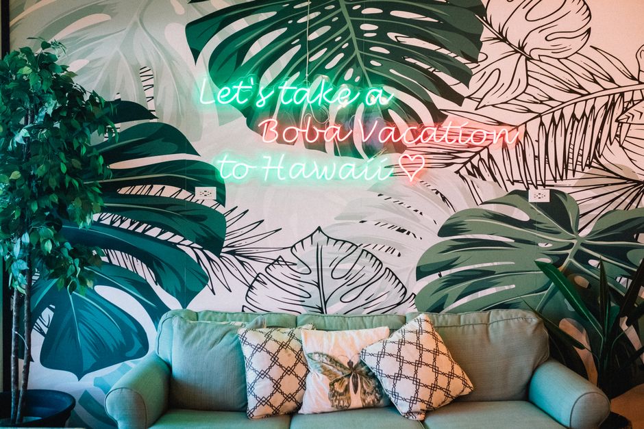 Woonkamer met fotobehang van stadsgezicht.